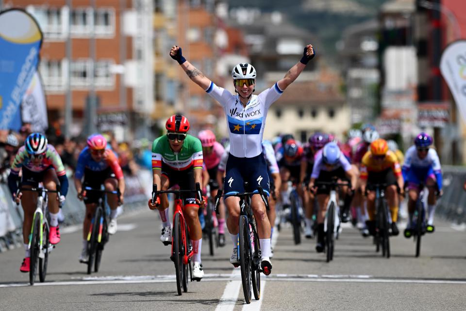 Finishphoto of Lorena Wiebes winning Vuelta a Burgos Feminas Stage 1.