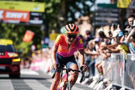 Finishphoto of Ricarda Bauernfeind winning Tour de France Femmes avec Zwift Stage 5.
