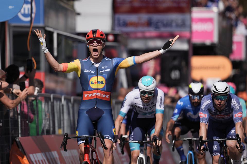 Finishphoto of Jonathan Milan winning Giro d'Italia Stage 4.