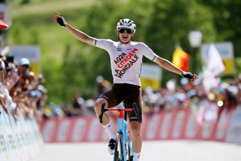 Finishphoto of Felix Gall winning Tour de Suisse Stage 4.