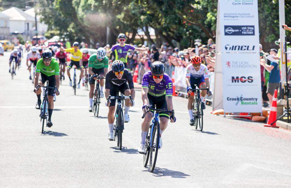Finishphoto of Luke Mudgway winning New Zealand Cycle Classic Stage 4.