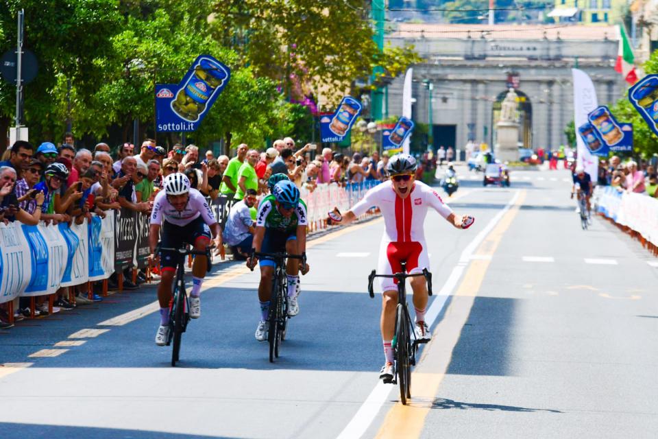 Finishphoto of Michał Żelazowski winning Giro della Lunigiana Stage 1.