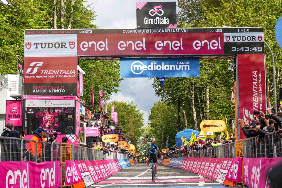Finishphoto of Valentin Paret-Peintre winning Giro d'Italia Stage 10.