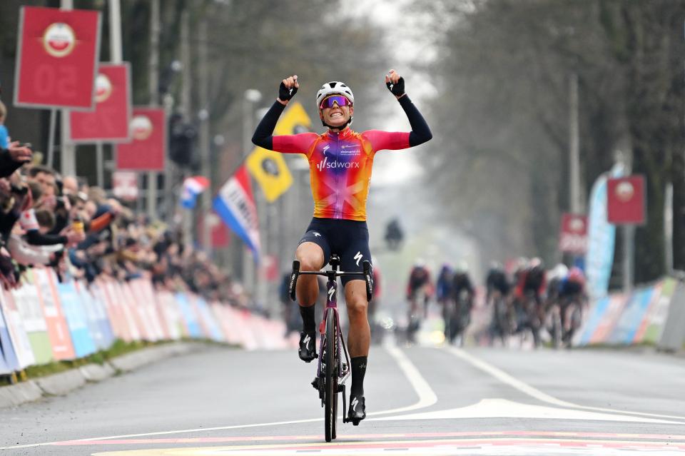 Finishphoto of Demi Vollering winning Amstel Gold Race Ladies Edition .