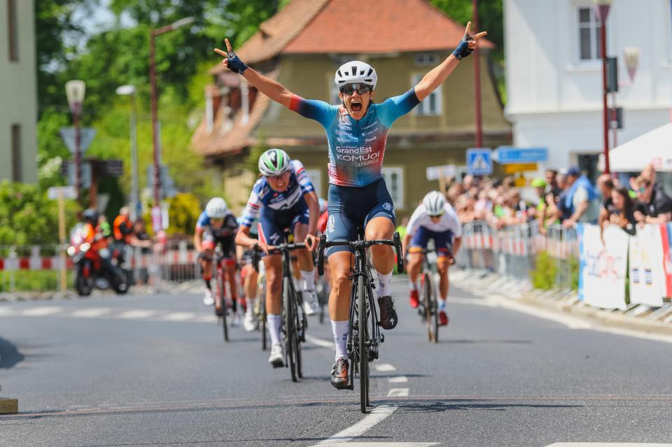 Finishphoto of Chloé Charpentier winning Tour de Feminin Stage 4.