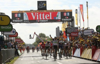 Finishphoto of Mark Cavendish winning Tour de France Stage 1.