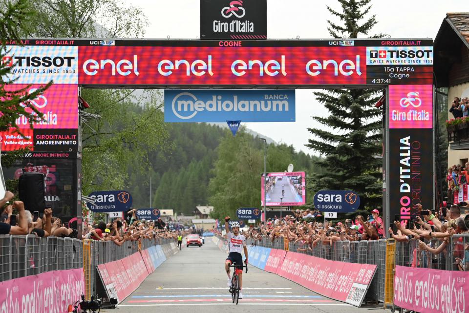 Finishphoto of Giulio Ciccone winning Giro d'Italia Stage 15.