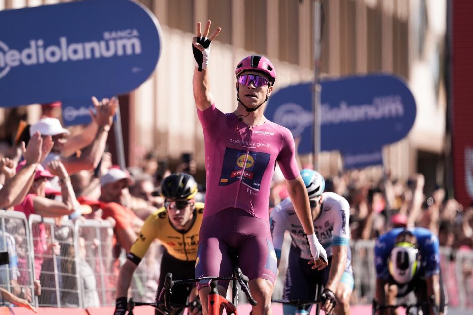 Finishphoto of Jonathan Milan winning Giro d'Italia Stage 13.