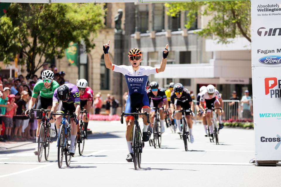 Finishphoto of Lucas Carstensen winning New Zealand Cycle Classic Stage 5.