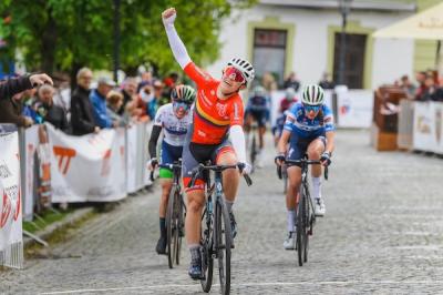 Finishphoto of Corinna Lechner winning Gracia Stage 1.