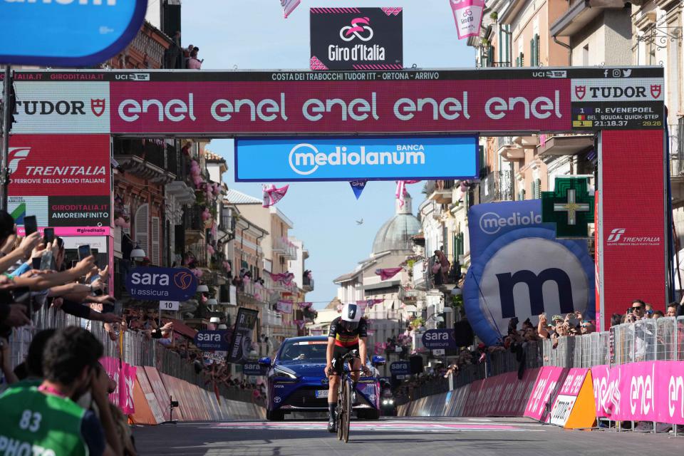 Finishphoto of Remco Evenepoel winning Giro d'Italia Stage 1 (ITT).