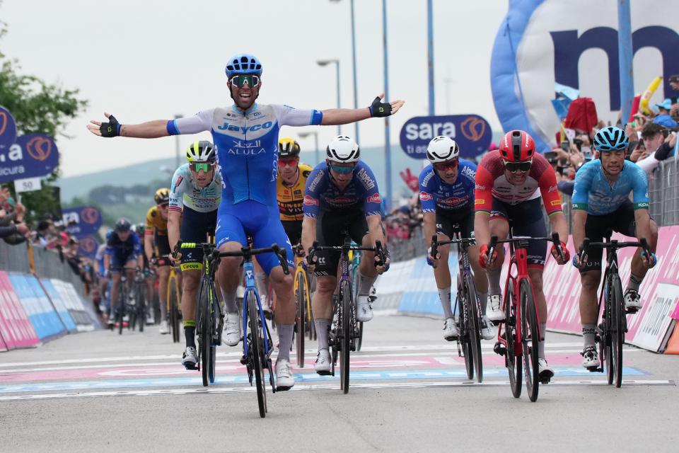 Finishphoto of Michael Matthews winning Giro d'Italia Stage 3.