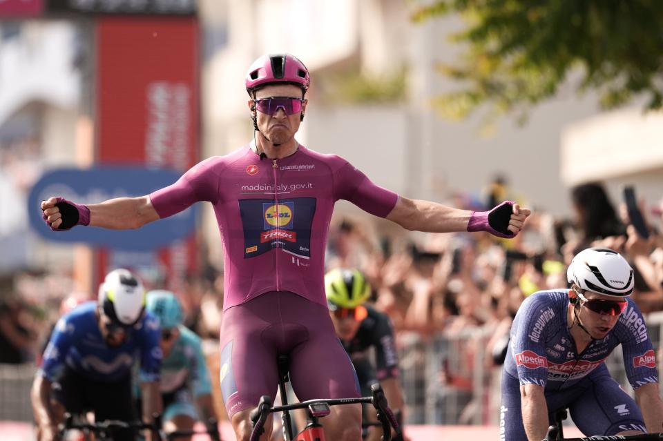 Finishphoto of Jonathan Milan winning Giro d'Italia Stage 11.