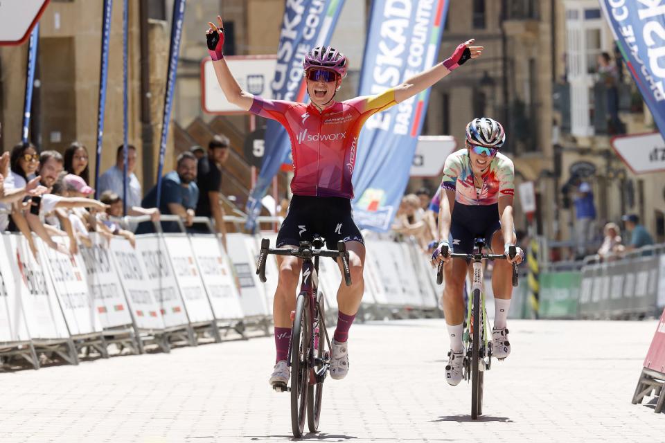 Finishphoto of Demi Vollering winning Itzulia Women Stage 1.