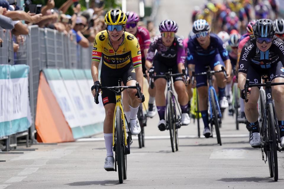 Finishphoto of Marianne Vos winning Giro d'Italia Donne Stage 2.