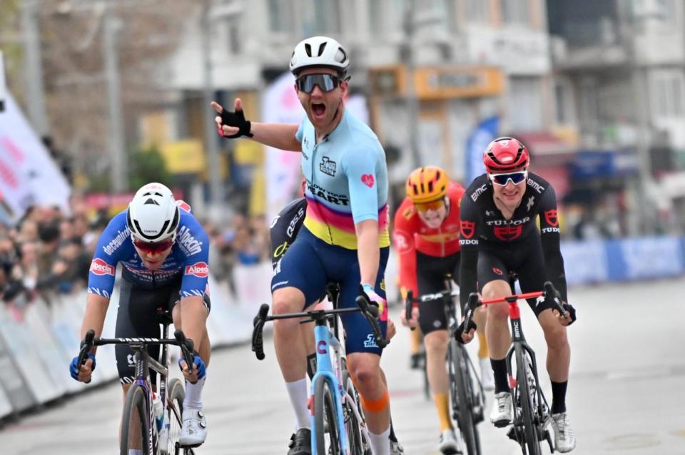 Finishphoto of Hartthijs de Vries winning Tour of Antalya Stage 4.