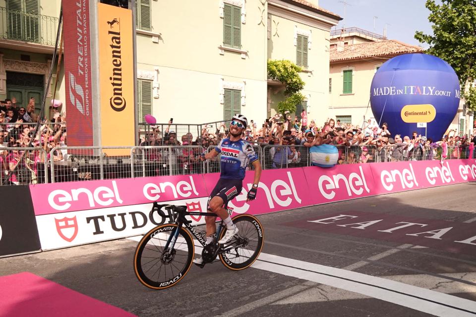 Finishphoto of Julian Alaphilippe winning Giro d'Italia Stage 12.