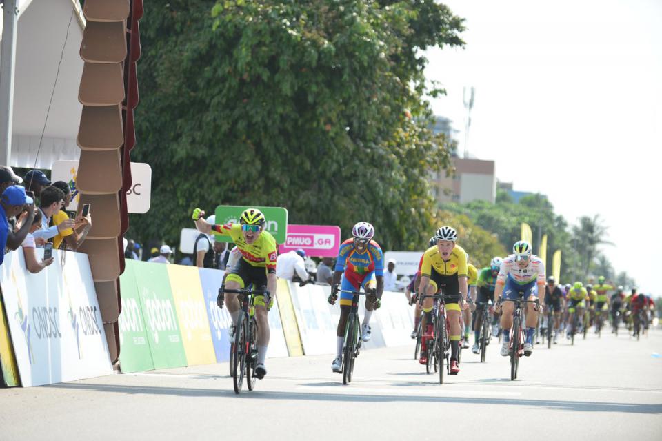 Finishphoto of Alexander Salby winning La Tropicale Amissa Bongo Stage 7.