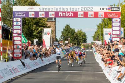 Finishphoto of Lorena Wiebes winning Simac Ladies Tour Stage 1.
