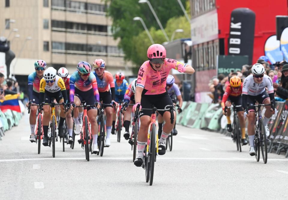 Finishphoto of Lotta Henttala winning Vuelta a Burgos Feminas Stage 1.