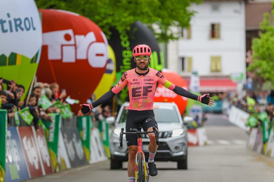 Finishphoto of Simon Carr winning Tour of the Alps Stage 4.