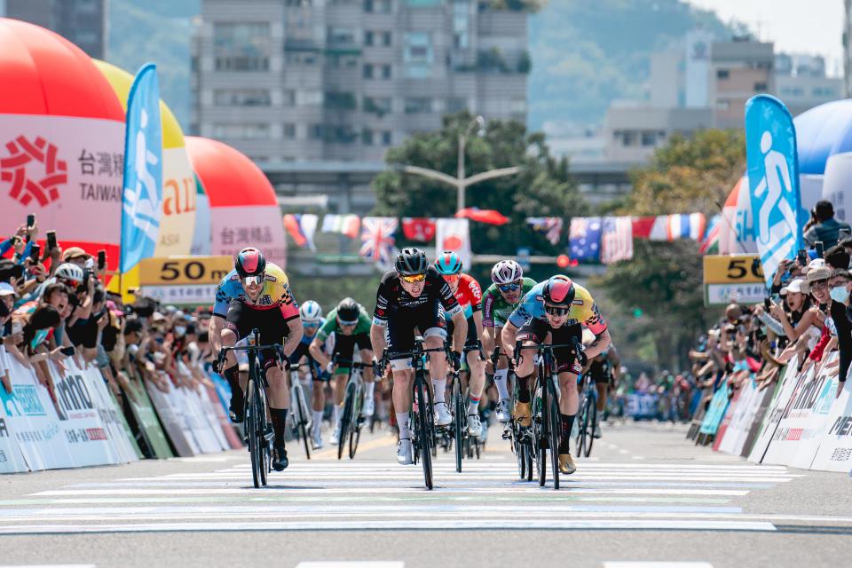 Finishphoto of Roy Eefting-Bloem winning Tour de Taiwan Stage 1.