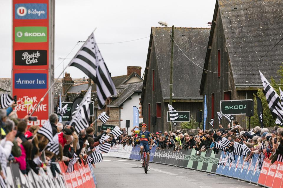 Finishphoto of Jakob Söderqvist winning Le Tour de Bretagne Cycliste Stage 3.