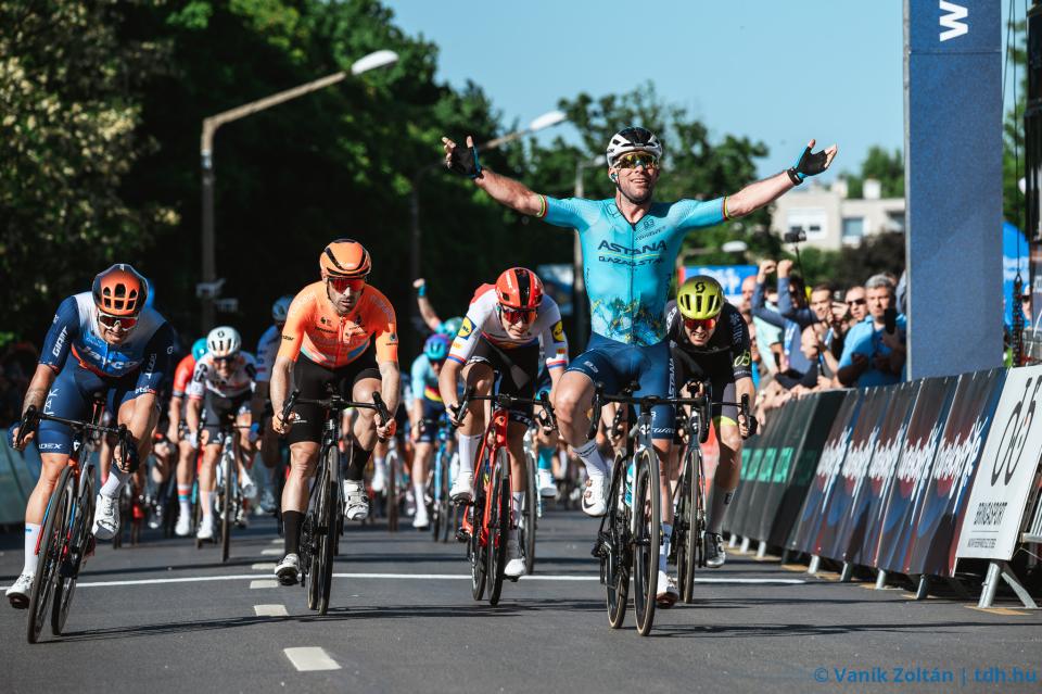 Finishphoto of Mark Cavendish winning Tour de Hongrie Stage 2.