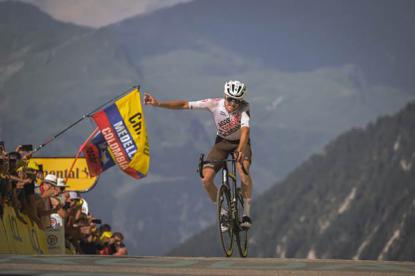Finishphoto of Felix Gall winning Tour de France Stage 17.