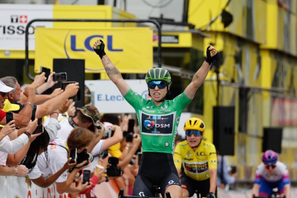 Finishphoto of Lorena Wiebes winning Tour de France Femmes Stage 5.